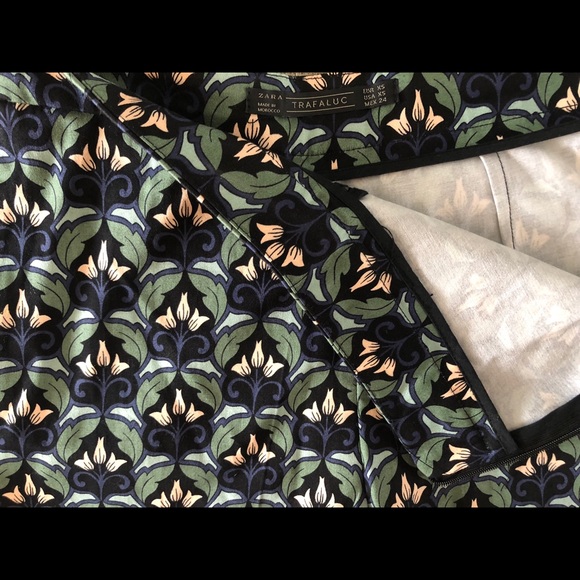 PATTERN SHORTS•NEVER WORN! - Picture 4 of 4